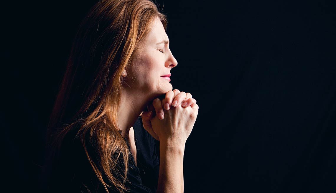 Cuando el duelo no se procesa adecuadamente, puede convertirse en un problema mayor. En algunos casos, las personas quedan atrapadas en una de las etapas emocionales, incapaces de avanzar.