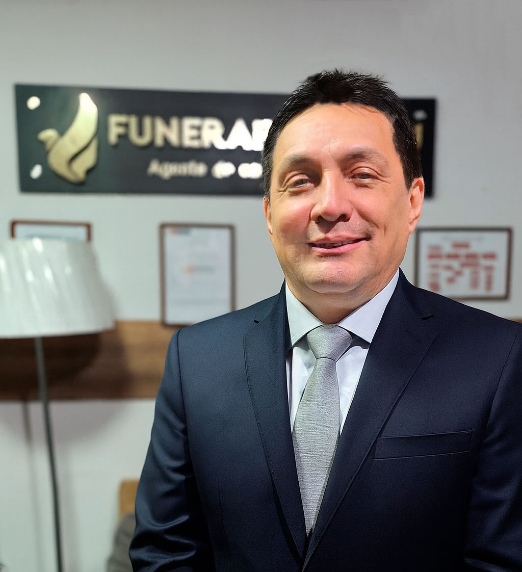 Dany Navas Ribero, Nacido en Lima, en el distrito de Lince, cursó estudios de Psicología y Derecho. Cuenta con una sólida experiencia en logística de exportación y en el desarrollo de relaciones comerciales a nivel internacional.